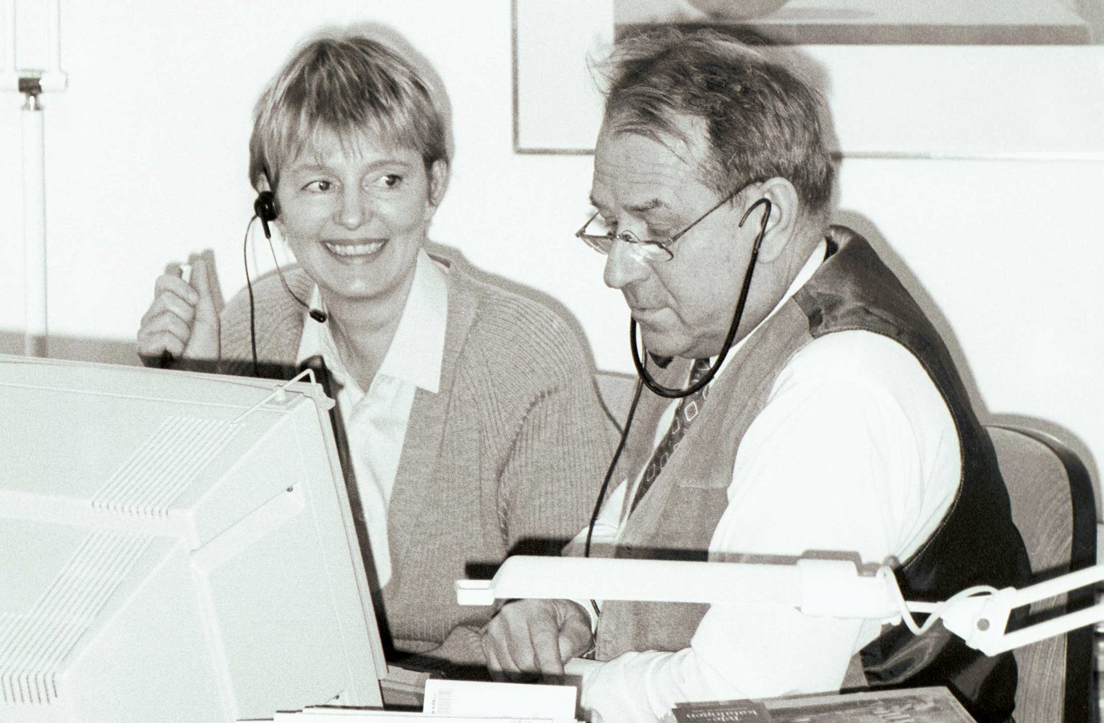 Växeltelefonisten Agneta Moore och kvalitetschef Nils-Olof Strandqvist i växeln. Fotograf Eva Jangö.