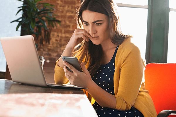 Stressad person som sitter med sin telefon