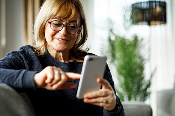 Kvinna som använder en mobiltelefon