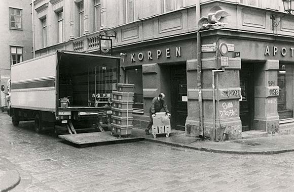ADA Stockholm, varubil utanför kulturapoteket Korpen i Gamla Stan 1991, fotograf Eva Jangö.