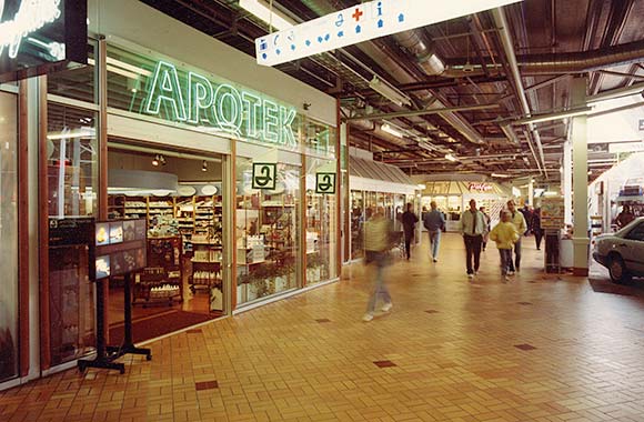 Apotekexteriör apoteket Knekten i Jönköping år 1989. Fotograf Björn Enström.