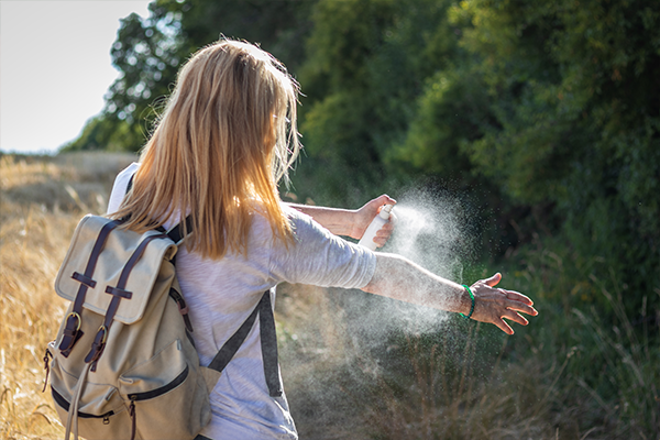 Kvinna sprutat fästingspray på armen