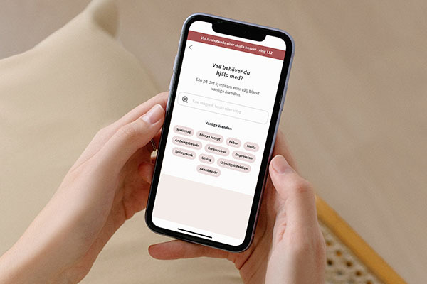 Händer som håller i en mobil 