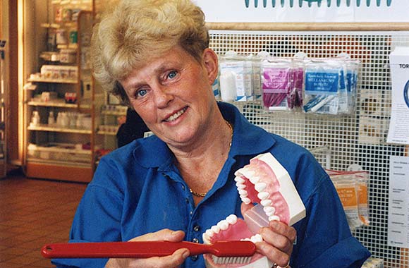 Tandhygienist Birgitta Isaksson visar hur man borstar rätt 1998. Fotograf Eva Jangö.