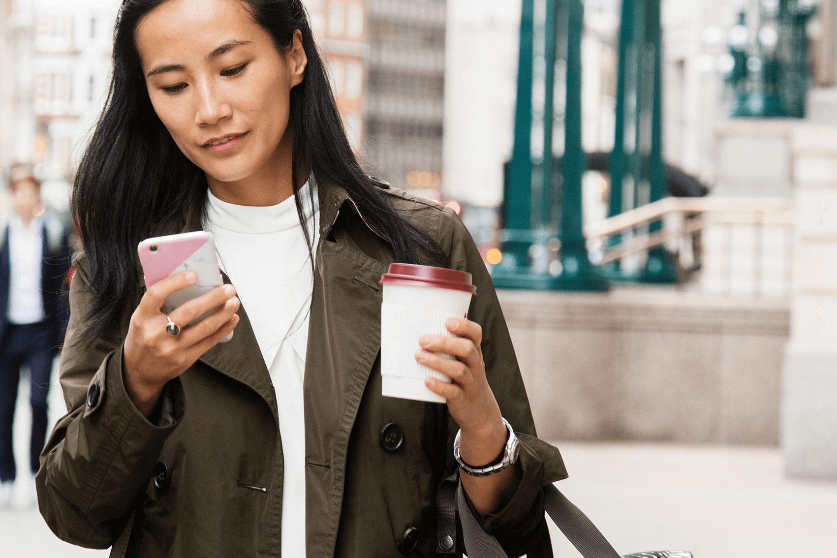 Kvinna med halsbränna som dricker kaffe och tittar i telefonen