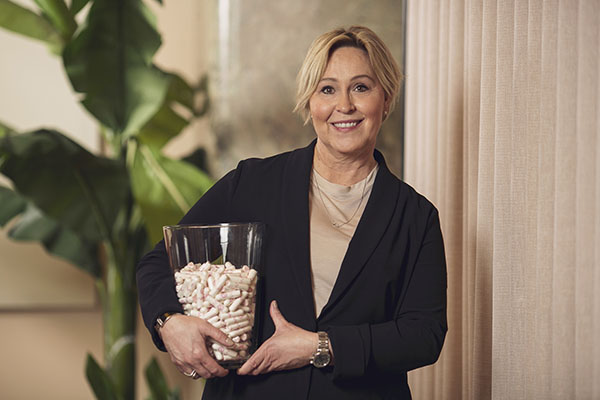 Charlotta, grundaren av Ellen, håller i en skål med tamponger