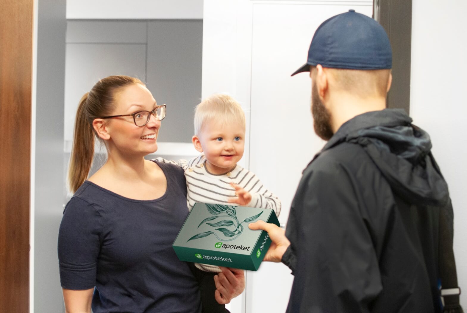 Mamma och barn som tar emot kylleverans till hemmet
