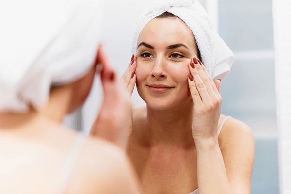 Kvinna behandlar rosacea