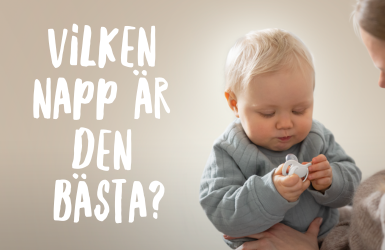 Bilden visar en liten bebis som håller i en napp och tittar på den, samtidigt som en vuxen håller bebisen. Texten "VILKEN NAPP ÄR DEN BÄSTA?" syns på vänster sida.